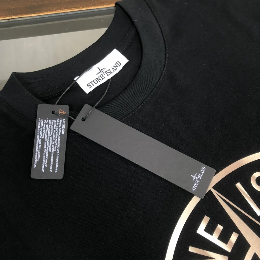 P180 Stone Island 2025 latest T-shirt, couple style ~ Original order, fashionable and casual short T-shirt, specially made of customized cotton fabric ~ Cotton T-shirt ~ Pre-washed to prevent deformation and shrinkage problem, more comfortable and breathable on the body ~ All available from stock ~ Unique design style, trendy must-have item, complete with three standards 👍 Color: black/white Size: S M L XL (larger version, please indicate your height and weight when placing an order)